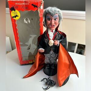 Vintage Halloween Vampire Dracula Rennoc Dracula Lights Up Does NOT Move 17”